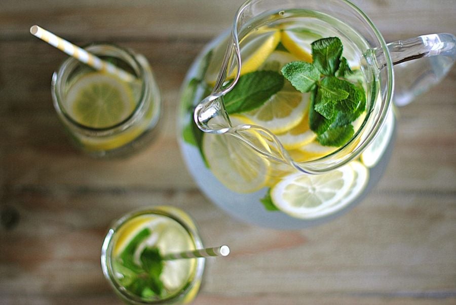 Cum să prepari o limonadă sănătoasă și răcoritoare acasă