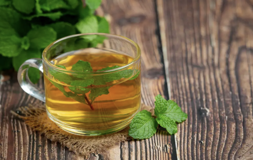 10 ceaiuri și infuzii care ne ajută să dormim mai bine