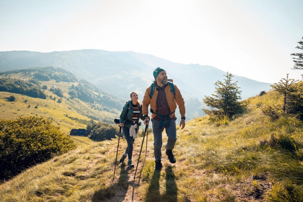 Plimbările pe munte – o sursă naturală de sănătate fizică și mentală