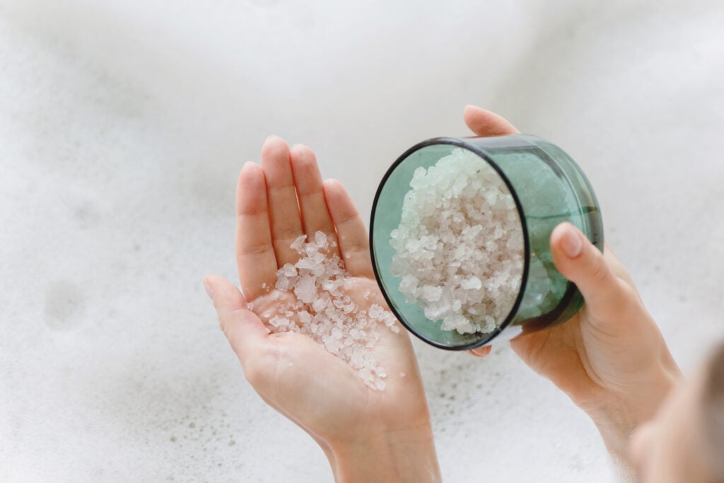 Piele sănătoasă cu un elixir natural: Sarea de baie