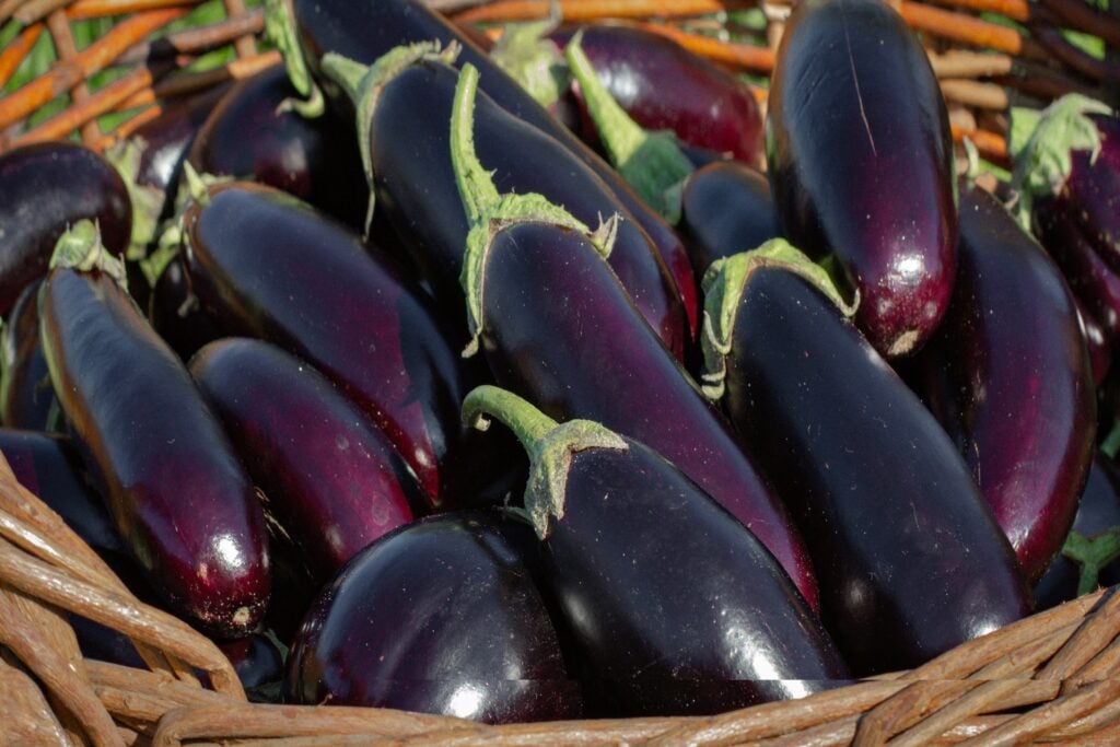 De ce este bine să incluzi vinetele în alimentație