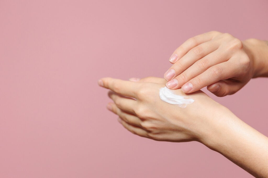 Ai mâinile deshidratate și uscate? Cremele naturale, o alternativă benefică