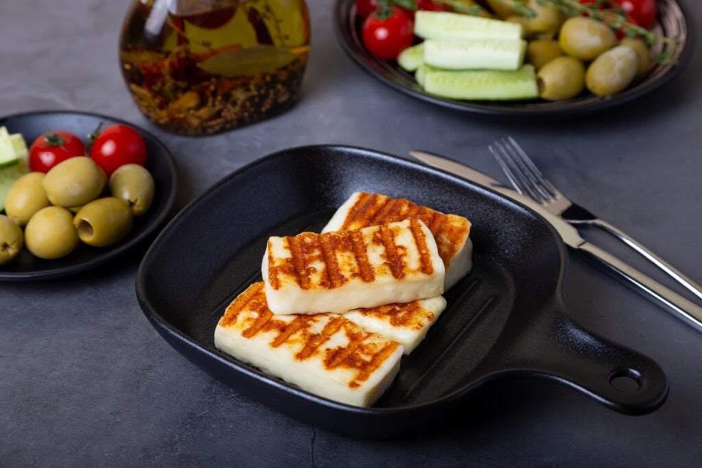 REȚETA SĂNĂTOASĂ: Salată caldă cu brânză halloumi pentru un prânz ușor, dar sățios