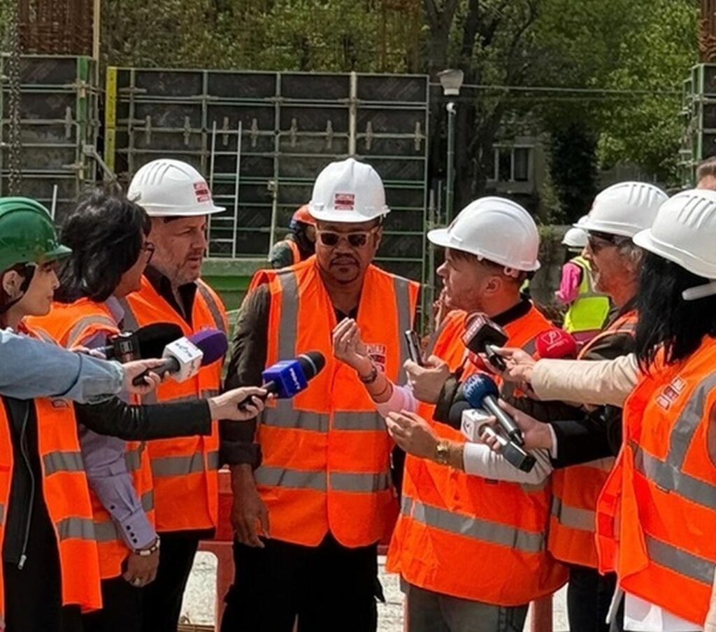 Actorul Cuba Gooding Jr., în vizită pe șantierul noii Clinici de Psihiatrie Pediatrică de la Obregia